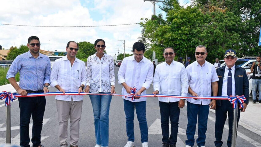 Ministro de Turismo inaugura reconstrucción calle Pastor Domingo de la Cruz, en Verón, Punta Cana