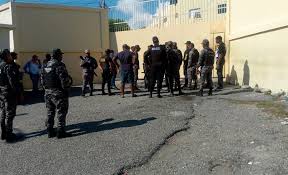 Recluso secuestra a coronel de la Cárcel del 15 de Azua