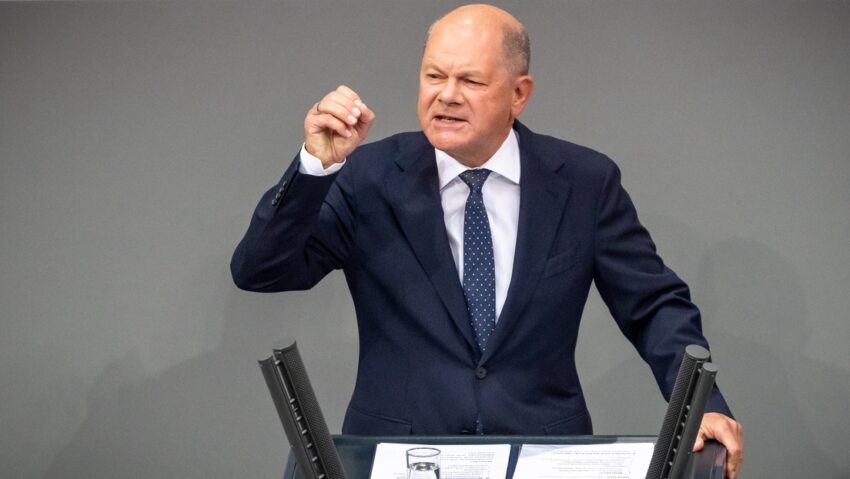 Rusia debería formar parte de una futura conferencia sobre el conflicto ucraniano, declaró este miércoles el canciller de Alemania, Olaf Scholz. En una intervención en un debate del Parlamento Federal de Alemania (Bundestag), Scholz defendió la necesidad de organizar una nueva cumbre de paz más amplia que cuente también con la participación de una delegación rusa. "Ahora es el momento en el que tenemos que explorar qué posibilidades surgen", dijo el mandatario, agregando que Moscú "debe sentarse a la mesa" para discutir una solución al conflicto con Kiev. "Esa es la tarea que debemos afrontar ahora para averiguar qué está pasando", agregó.