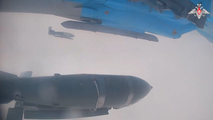 Un Su-34 ruso arroja bombas guiadas sobre posiciones ucranianas