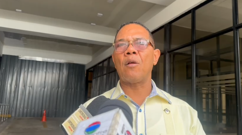 A un diputado del PRM le da igual: “si reducen, aplausos; si no reducen, aplausos también”