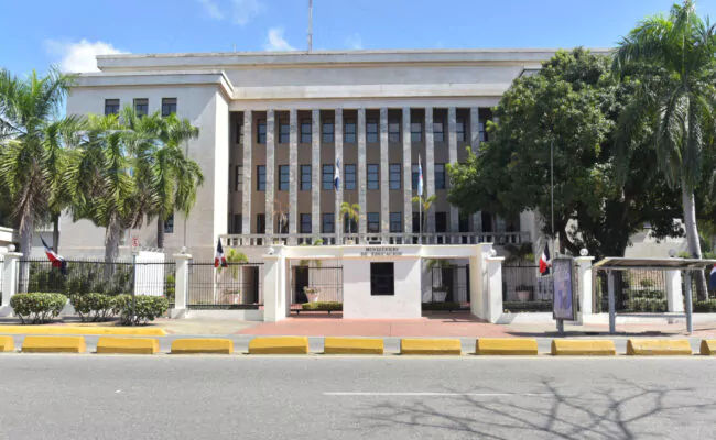 Educación retiene pago a 341 maestros por duplicidad de nómina