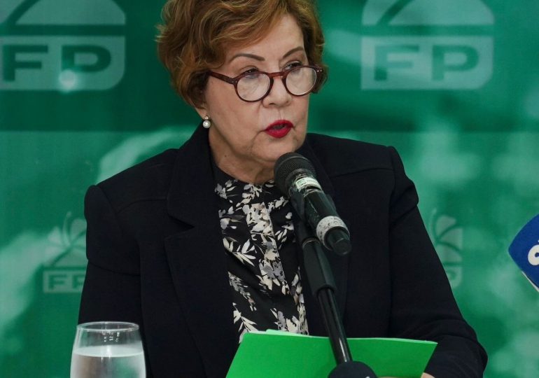 Exministra Pimentel explica que no aceptó ni pagó útiles escolares
