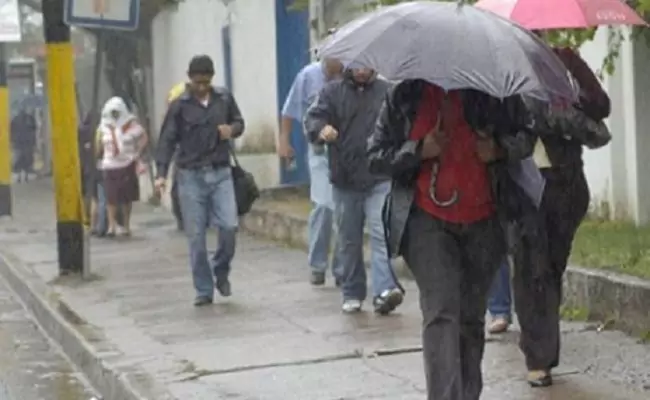 La interacción de una onda tropical y una vaguada están provocando aguaceros en RD