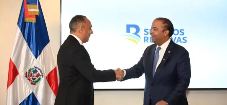 Nelson Arroyo es juramentado como vicepresidente de Seguros Reservas