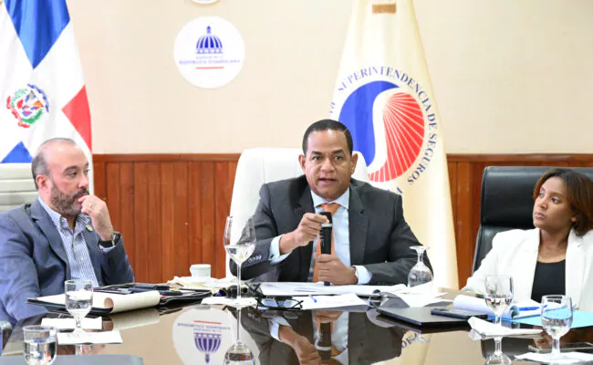 Superintendencia de Seguros y Adocose colaborarán para acelerar reformas y profesionalizar corredores