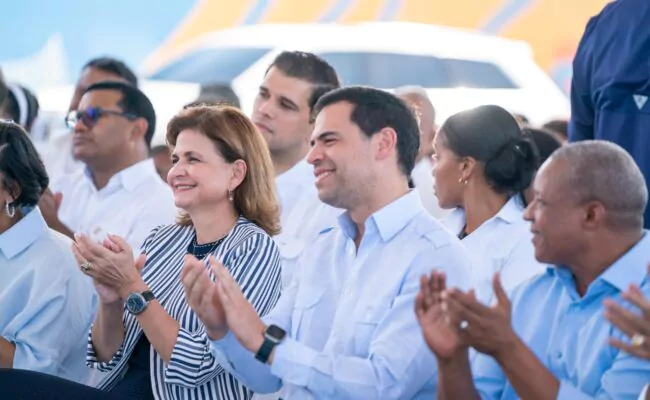 Raquel Peña y Roberto Ángel Salcedo entregan 50 eco-viviendas en Montecristi