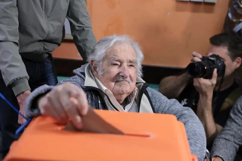 José “Pepe” Mujica votó y dijo que la campaña en Uruguay estuvo “un poco distraída”