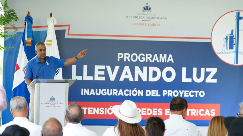 Gobierno lleva electricidad a Sabana Inaje; beneficia a 395 residentes