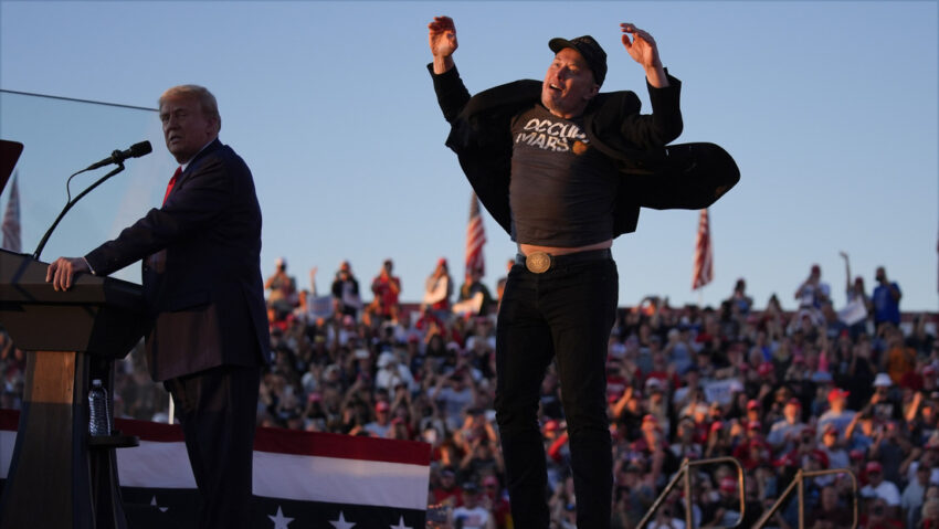 Musk salta de emoción en el escenario en su primera aparición en un mitin de Trump