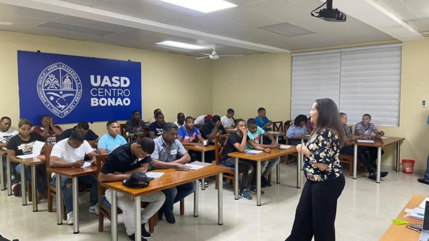 Policías continúan formación en todo el territorio nacional; un total de 5,300 agentes capacitados en 12 universidades en cursos complementarios