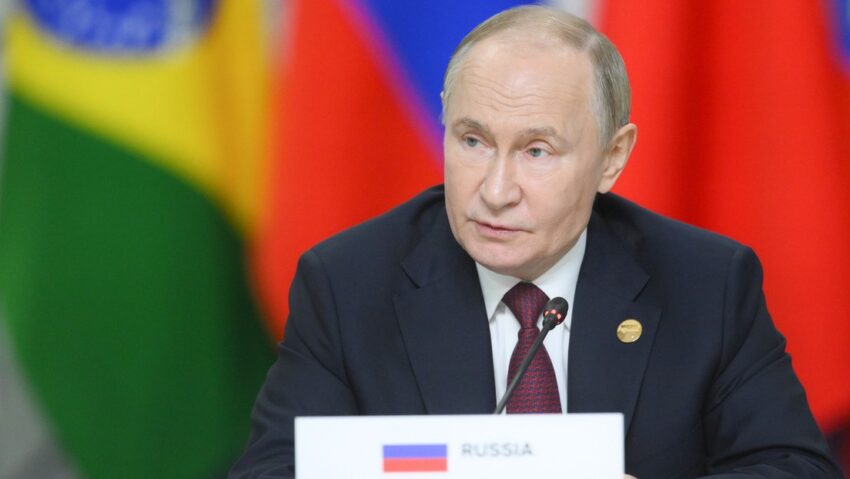 El presidente ruso, Vladímir Putin, ha denunciado que el uso del dólar "como medio para alcanzar objetivos políticos socava la confianza en esta moneda".