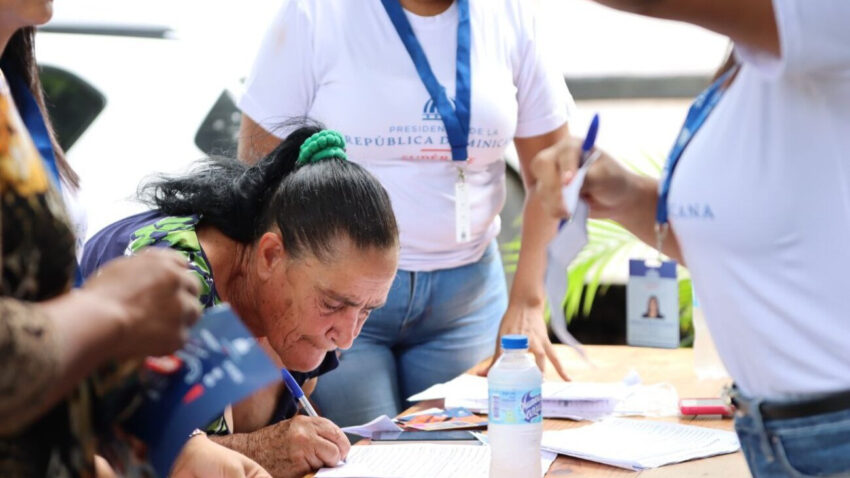 Supérate, junto con la distribuidora Luz y Fuerza, entrega 1,500 tarjetas de Bono Luz en Samaná; la misma cantidad recibirá el subsidio Aliméntate