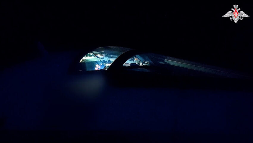 Un caza Su-34 ruso opera al amparo de la noche en una zona fronteriza