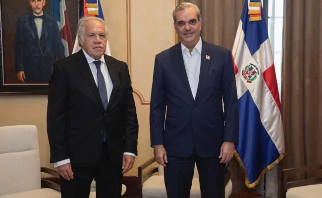 Presidente Abinader recibe en el Palacio Nacional al secretario general de la OEA, Luis Almagro