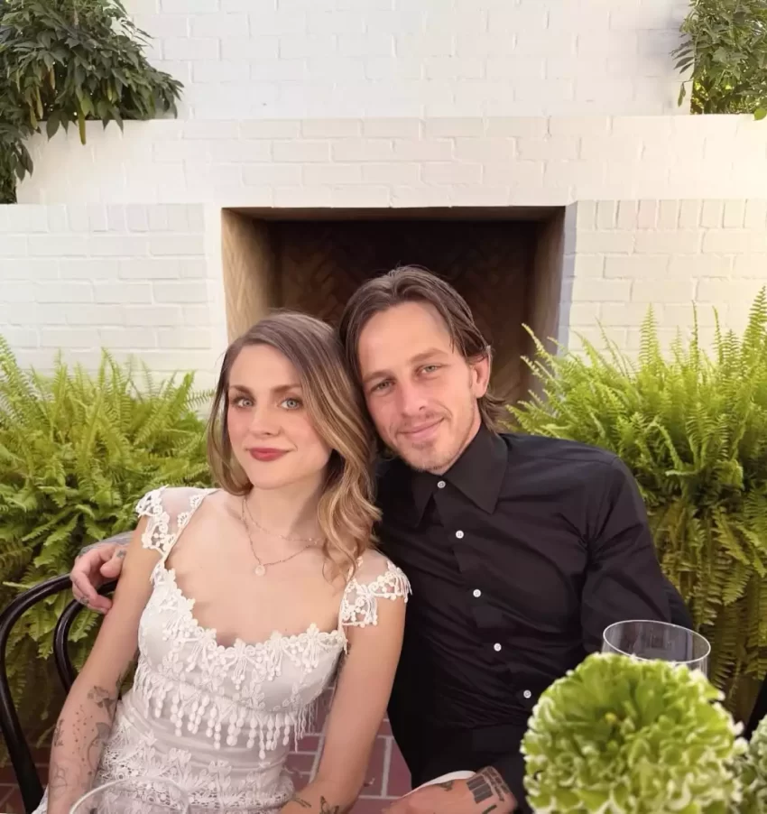 Frances Bean Cobain y Riley Hawk le dan la bienvenida a su primer hijo