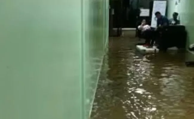 Aguaceros inundan varias áreas del Hospital Cabral y Báez, en Santiago; evacuan pacientes