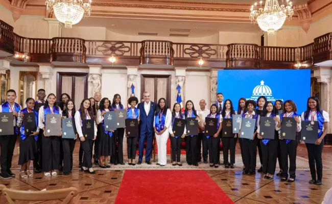 Ministerio de la Juventud impulsa la excelencia académica con programa "Becas Camino"