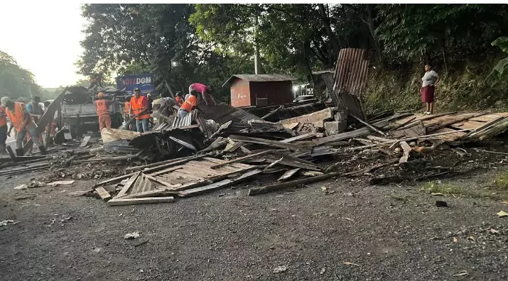 Obras Públicas continúa operativos de echar a tierra casuchas y tarantines en la autopista Duarte