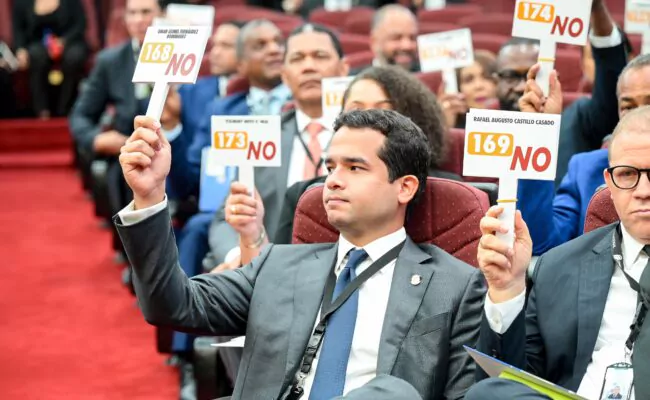 Diputados de la oposición muestran rechazo a la reforma fiscal porque sigue golpeando a la clase media y pobre.