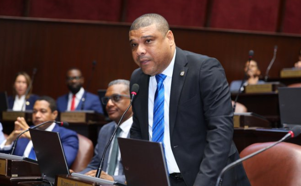 Diputado PRD dice se quiso usar al Congreso como “sello gomígrafo” de Abinader