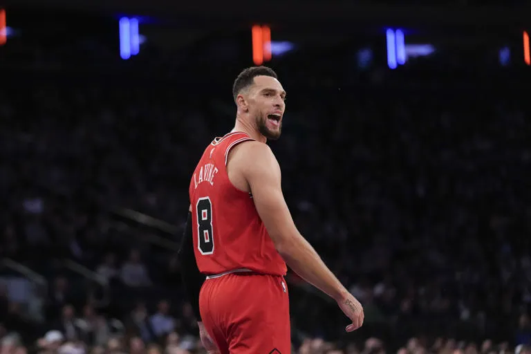 LaVine anota 31 puntos, White convierte tiros libres decisivos y Bulls superan 124-123 a Knicks
