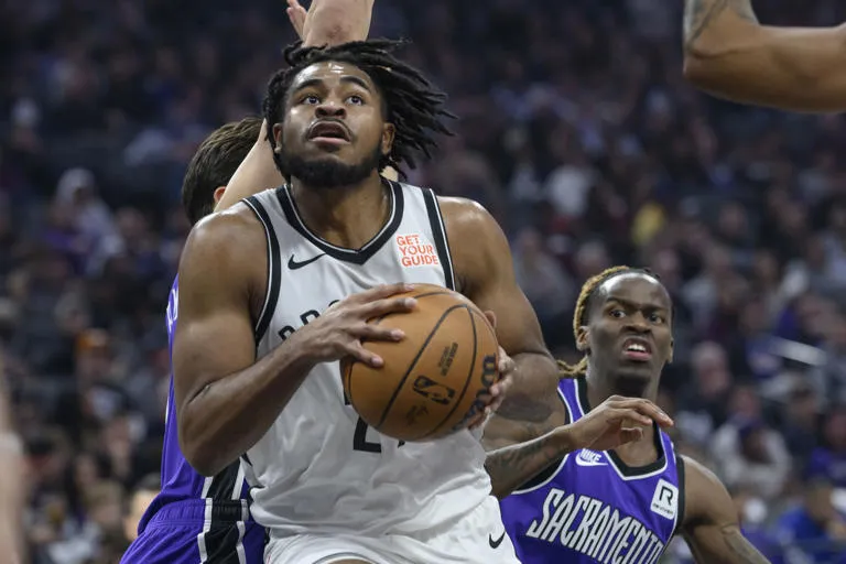 Cam Thomas anota 34 puntos y Nets vencen 108-103 a Kings