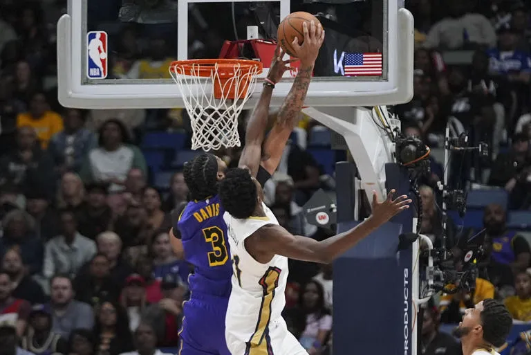Davis logra 31 puntos y 14 rebotes para llevar a Lakers a victoria 104-99 sobre Pelicans
