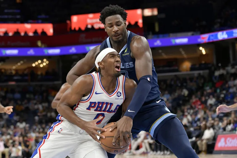 Jackson y Bane lideran a los Grizzlies en victoria 117-111 sobre Filadelfia