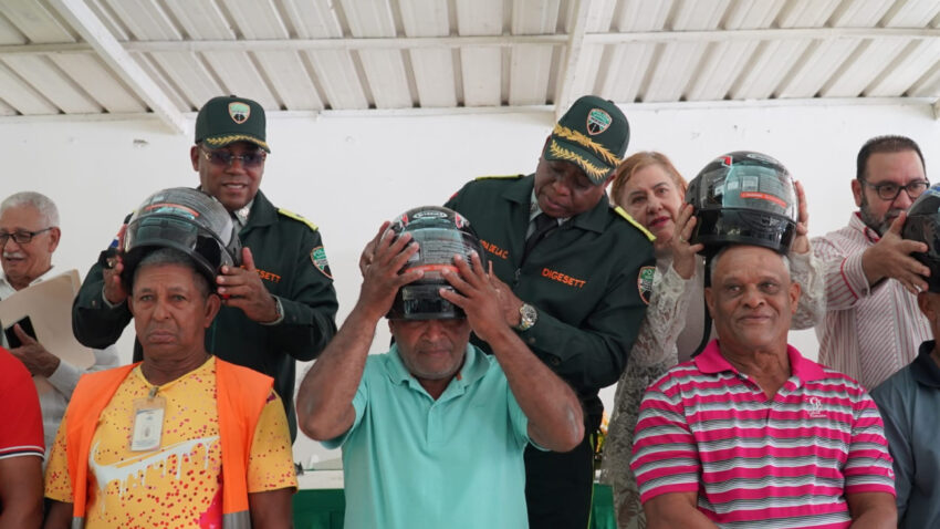 Digesett continúa su recorrido con su programa "Un Casco para Salvar tu Vida", esta vez en la provincia de La Vega