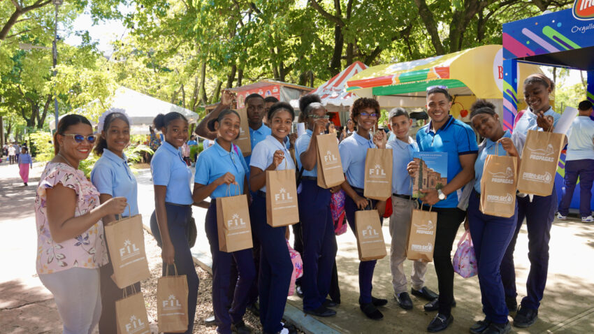 Estudiantes acuden masivamente a la Feria del Libro 2024