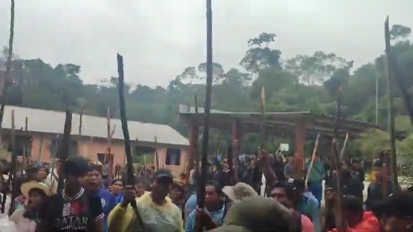 Más de 1.400 manifestantes toman una unidad militar en Bolivia