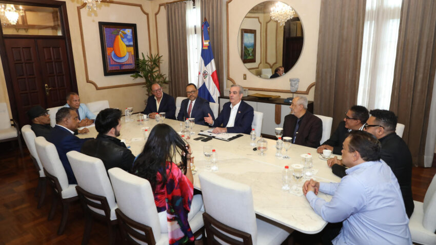 Presidente Abinader recibe a representantes de la Sociedad Dominicana de Artistas Intérpretes y Ejecutantes (Sodaie)