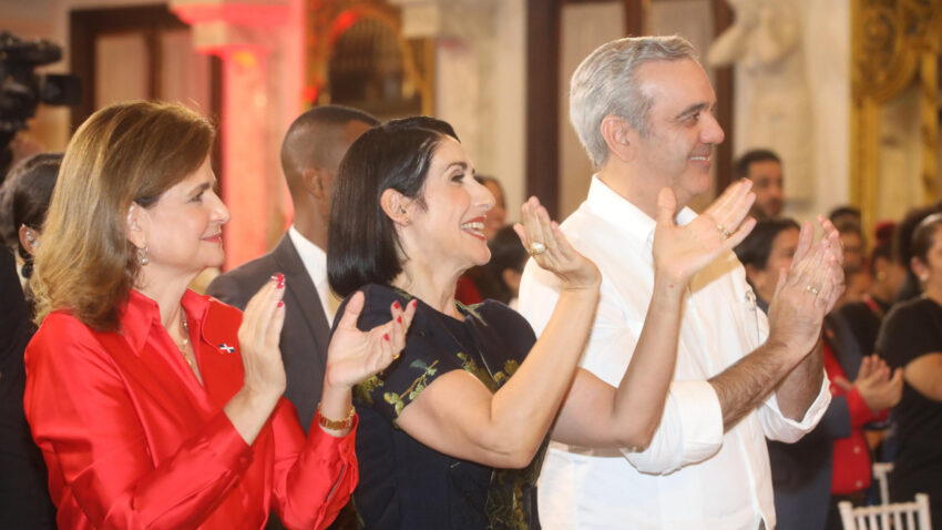 Primera dama da la bienvenida a la Navidad con encendido del árbol navideño en el Palacio Nacional