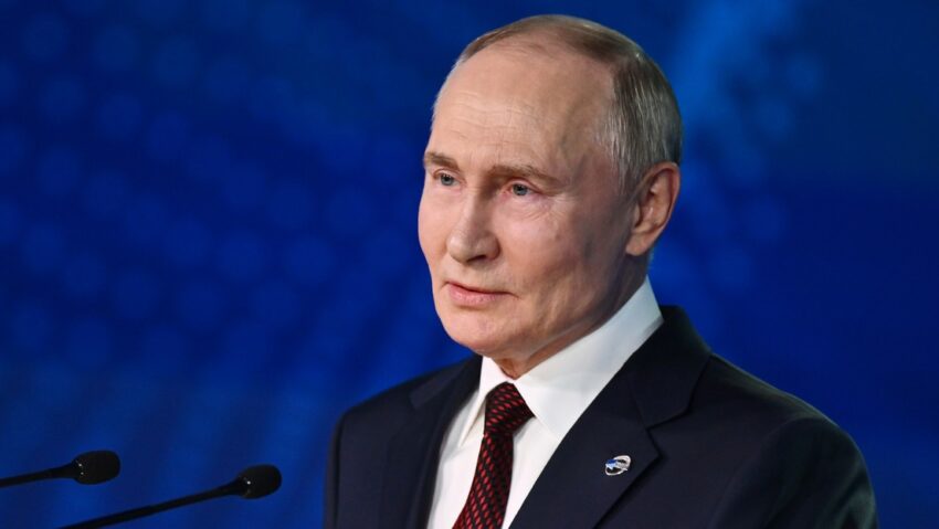 Putin felicita a Trump y muestra su disposición al diálogo con él
