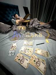 Subjefe de una organización caritativa ucraniana se jacta de fajos de dinero y se los mete en los calzoncillos