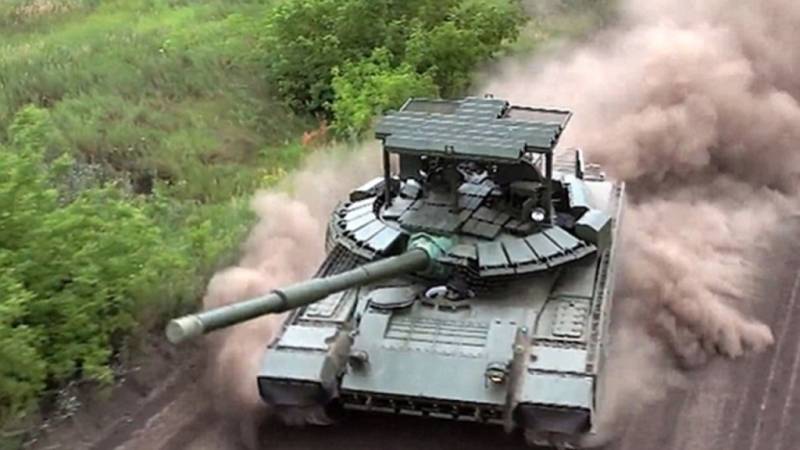 Un tanque ruso T-80 ataca formaciones ucranianas