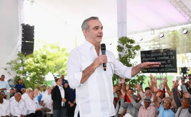 Presidente Abinader entrega 752 títulos de propiedad en Sánchez Ramírez que benefician a más de 3 mil personas