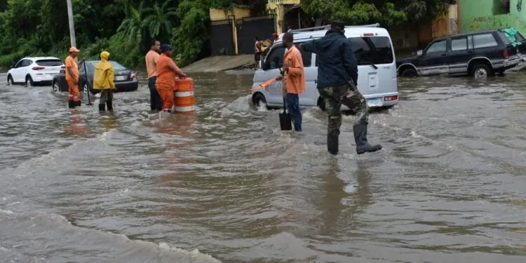 COE reporta un desaparecido, 350 viviendas afectadas y 1,750 personas trasladadas debido a los efectos de la vaguada en RD
