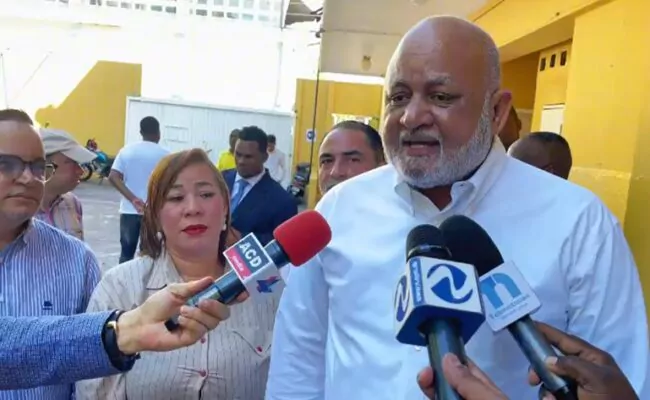 Roberto Fulcar advierte sobre aspiraciones presurosas en el PRM; es reconocido en Villa Juana, por su trayectoria