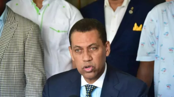 "¿Qué hace un maldito funcionario andando en un restaurante con cuatro guardaespaldas? ¡Coño!" se pregunta Guido Gómez Mazara