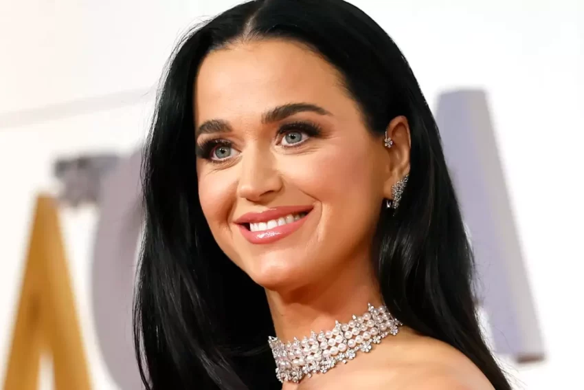 Katy Perry sube a un microbús durante su visita a la CDMX