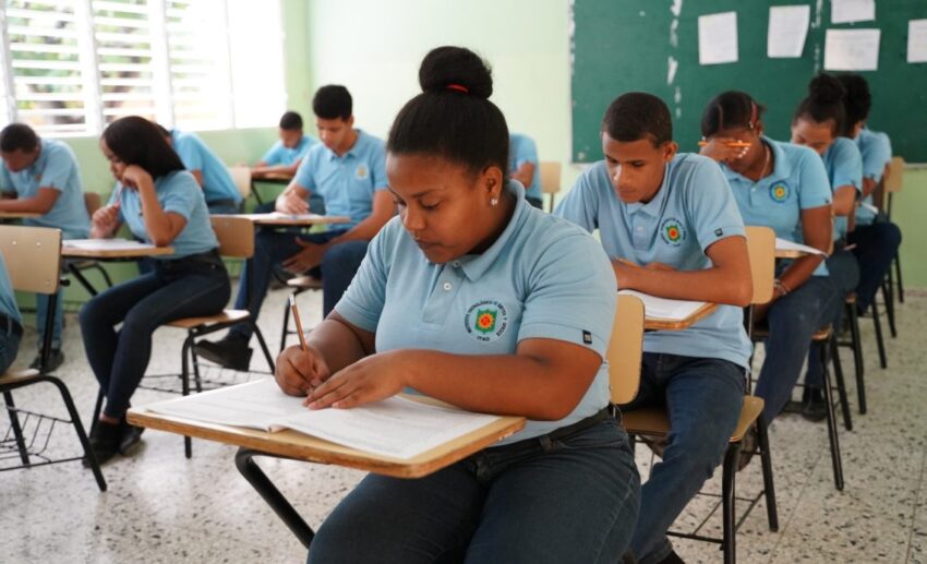 Minerd convoca a partir de este martes a más de 17 mil estudiantes para tercera convocatoria de Pruebas Nacionales