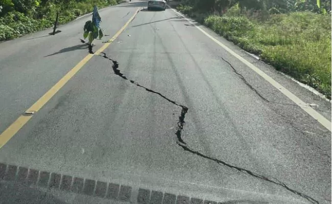 Obras Públicas evalúa las causas de grietas en la carretera Punta Balendrita, en Samaná