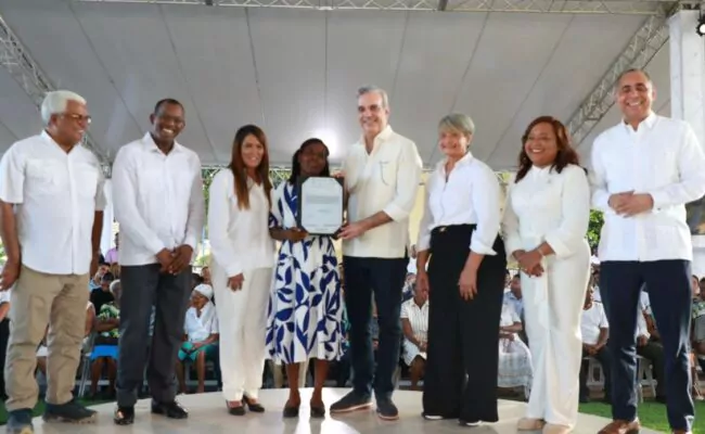 Presidente Abinader entrega 394 nuevos certificados de título de propiedad en Ramón Santana, San Pedro de Macorís