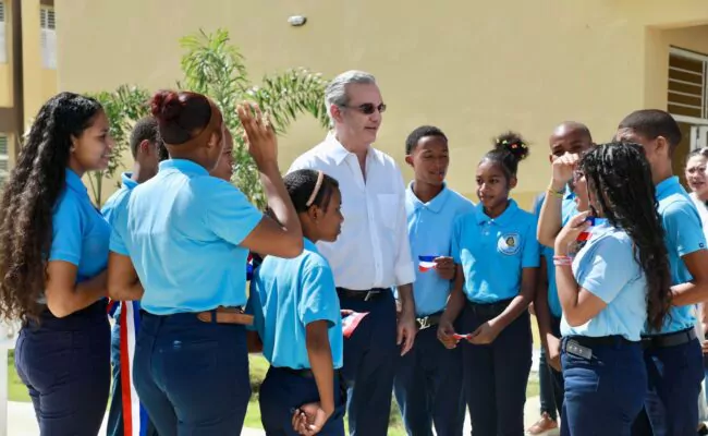 Presidente Abinader anuncia construcción de 4 mil nuevas aulas adicionales para el año 2025