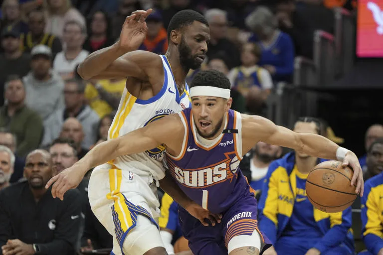 Booker anota 27 y Suns vencen 113-105 a Warriors, que hilan su 4ta derrota
