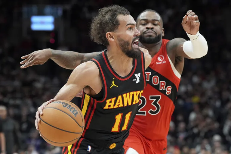 Young anota 34 y los Hawks propinan la 10ma derrota al hilo a Raptors al ganar 136-107 en Toronto