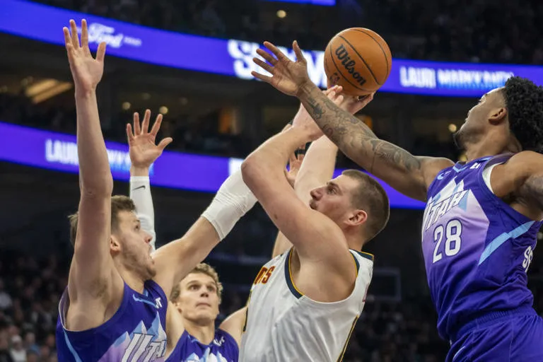 Jokic y Westbrook logran triples-dobles en la victoria de Nuggets 132-121 sobre el Jazz