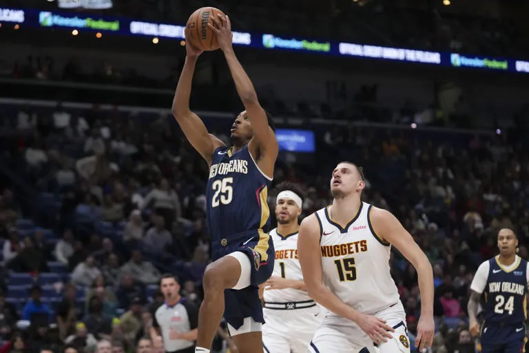 Jokic supera inicio lento y logra triple-doble en victoria 132-129 de Nuggets sobre Pelicans